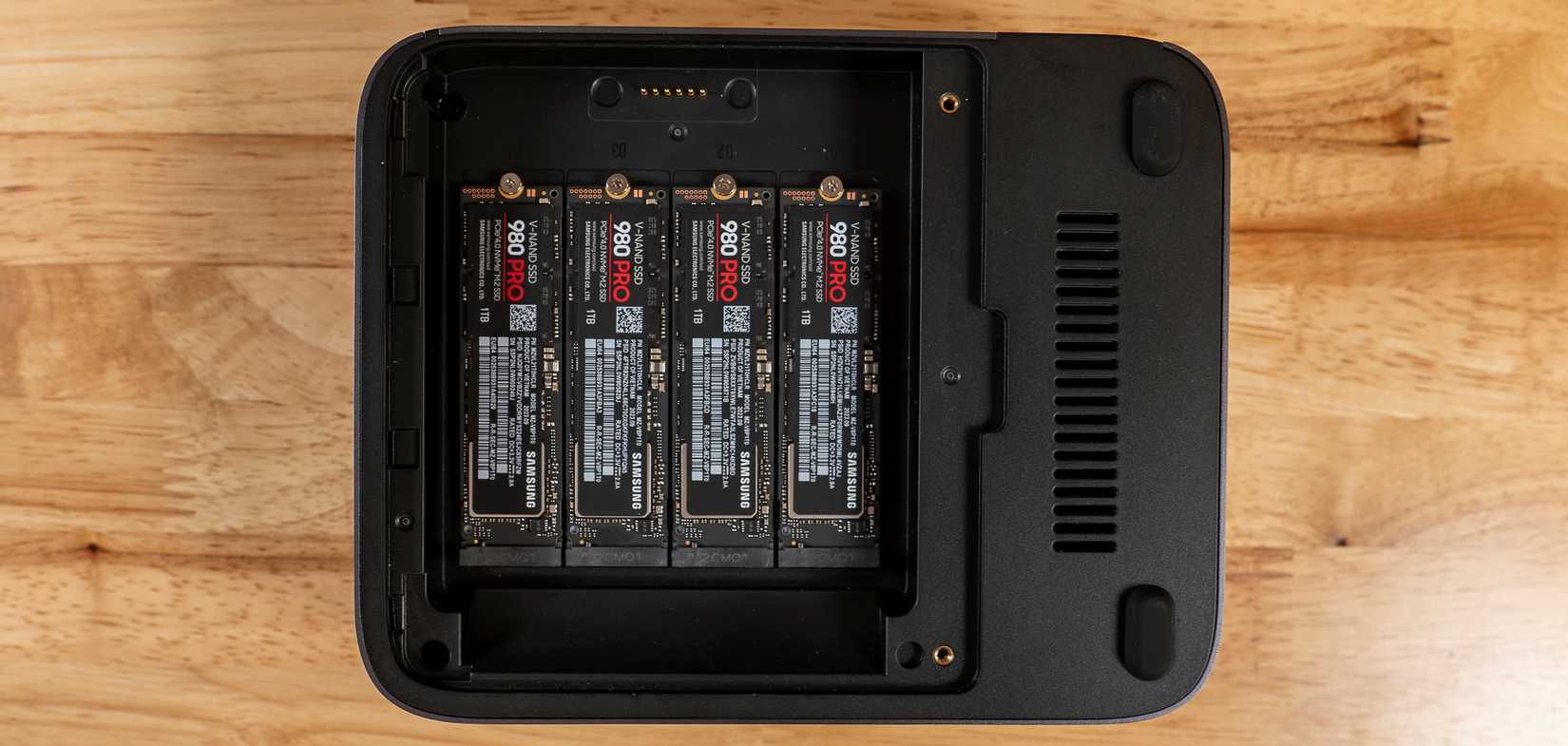 Múltiples SSD NVMe en un gabinete.