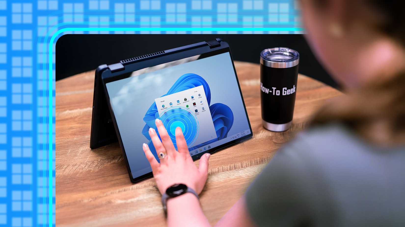 Windows 11ノートPCのタッチスクリーンを操作する人物
