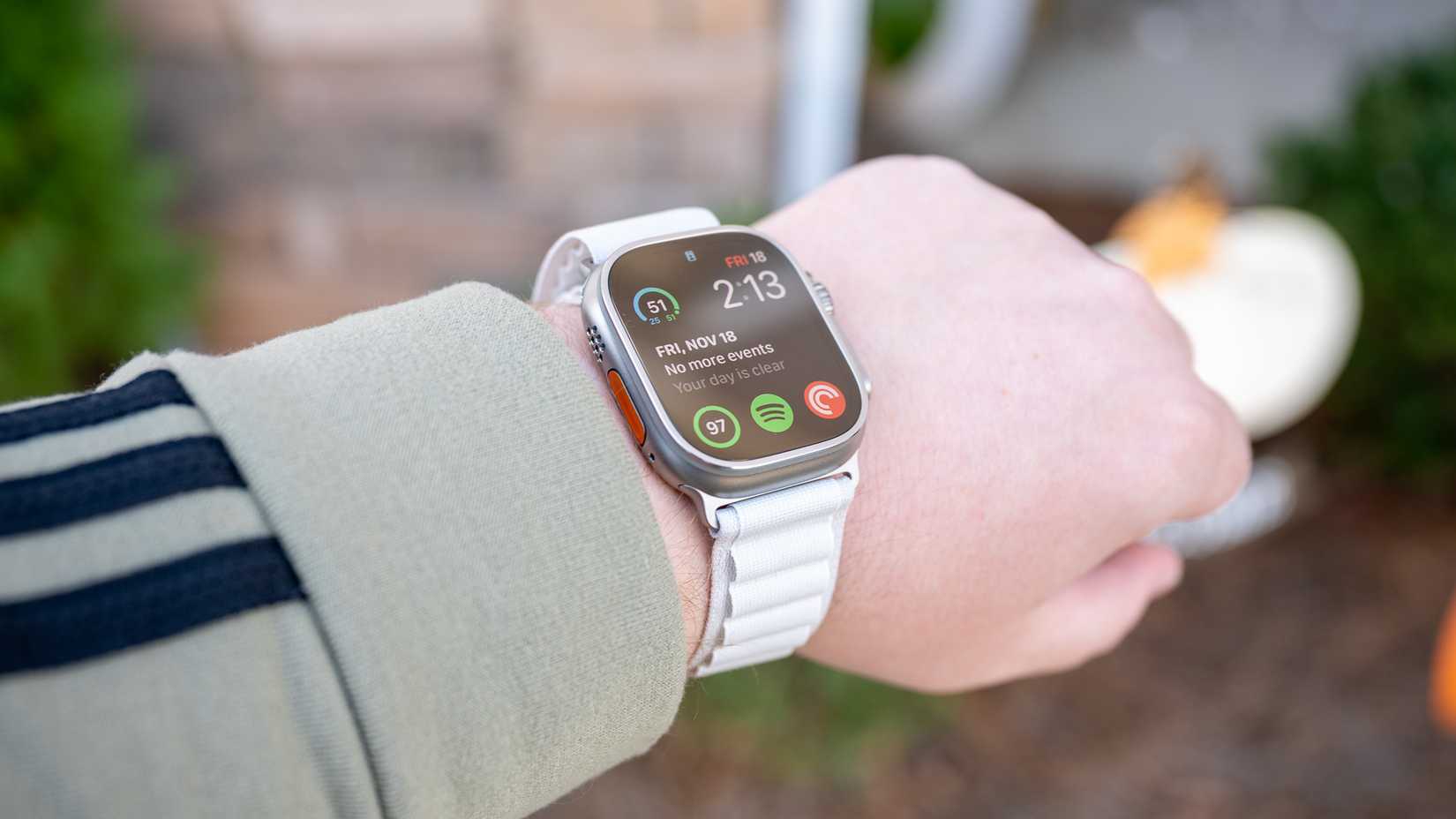 Человек в Apple Watch Ultra c ремешком Ocean Band.