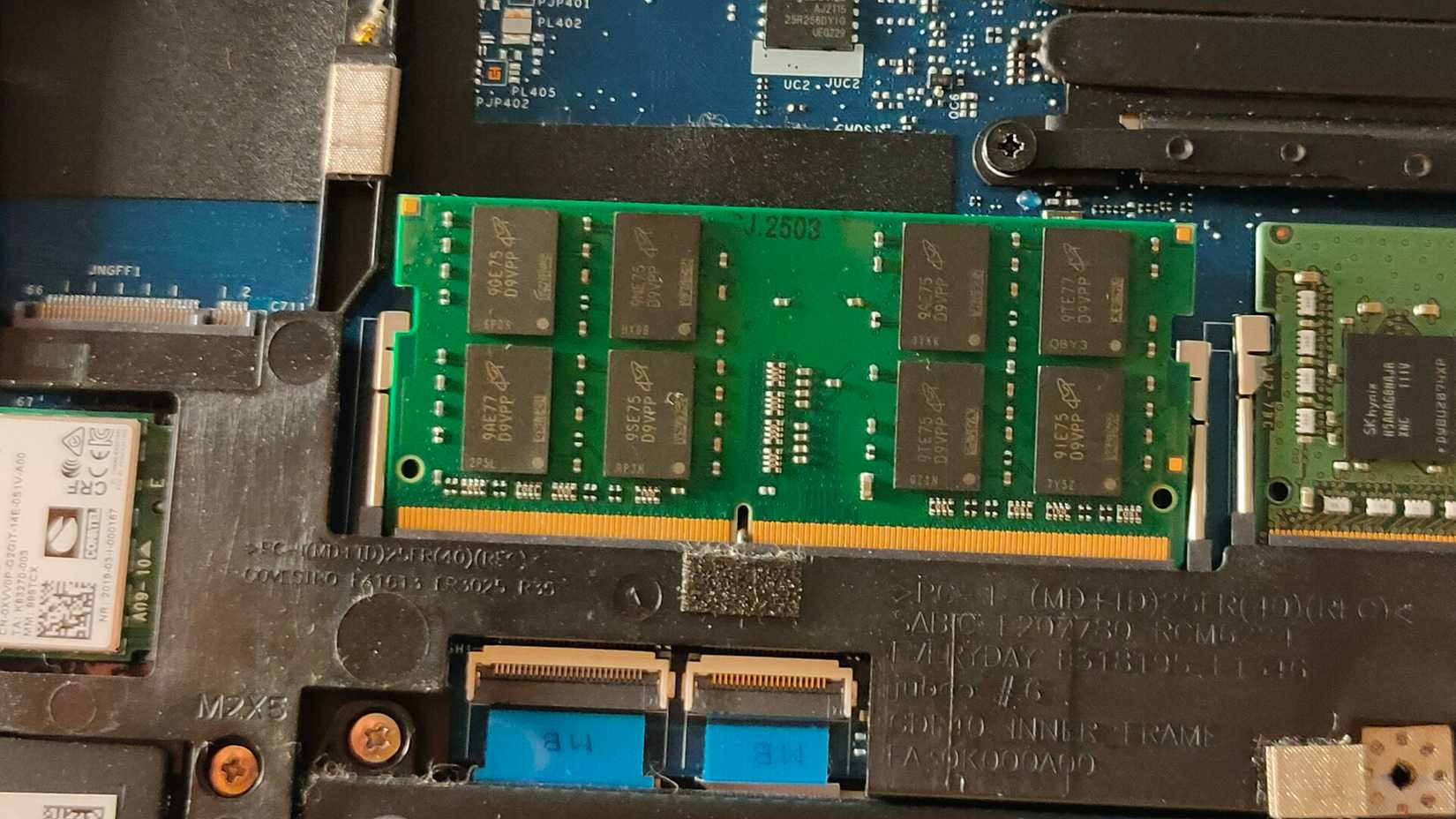 Um bastão de RAM DDR4 dentro de um laptop.