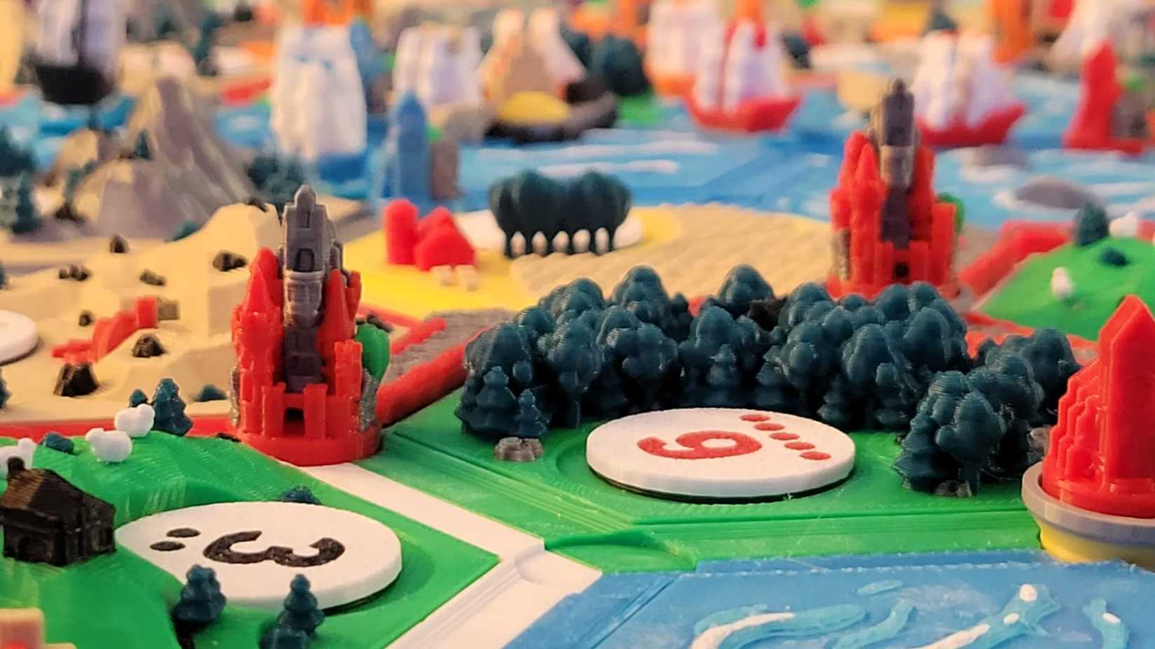 Elementy gry planszowej Osadnicy z Catanu wydrukowane w 3D.