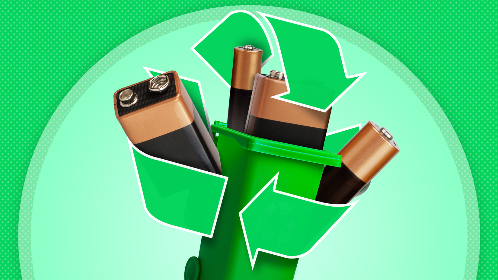 Батарейки в зелёном контейнере с символом переработки.