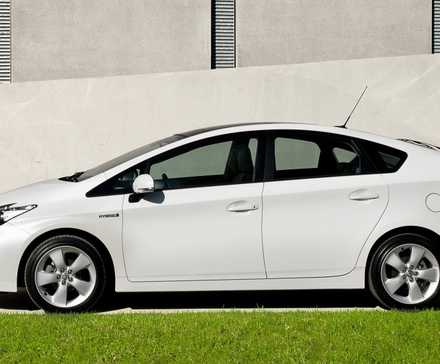 Side profile of a 2012 Toyota Prius