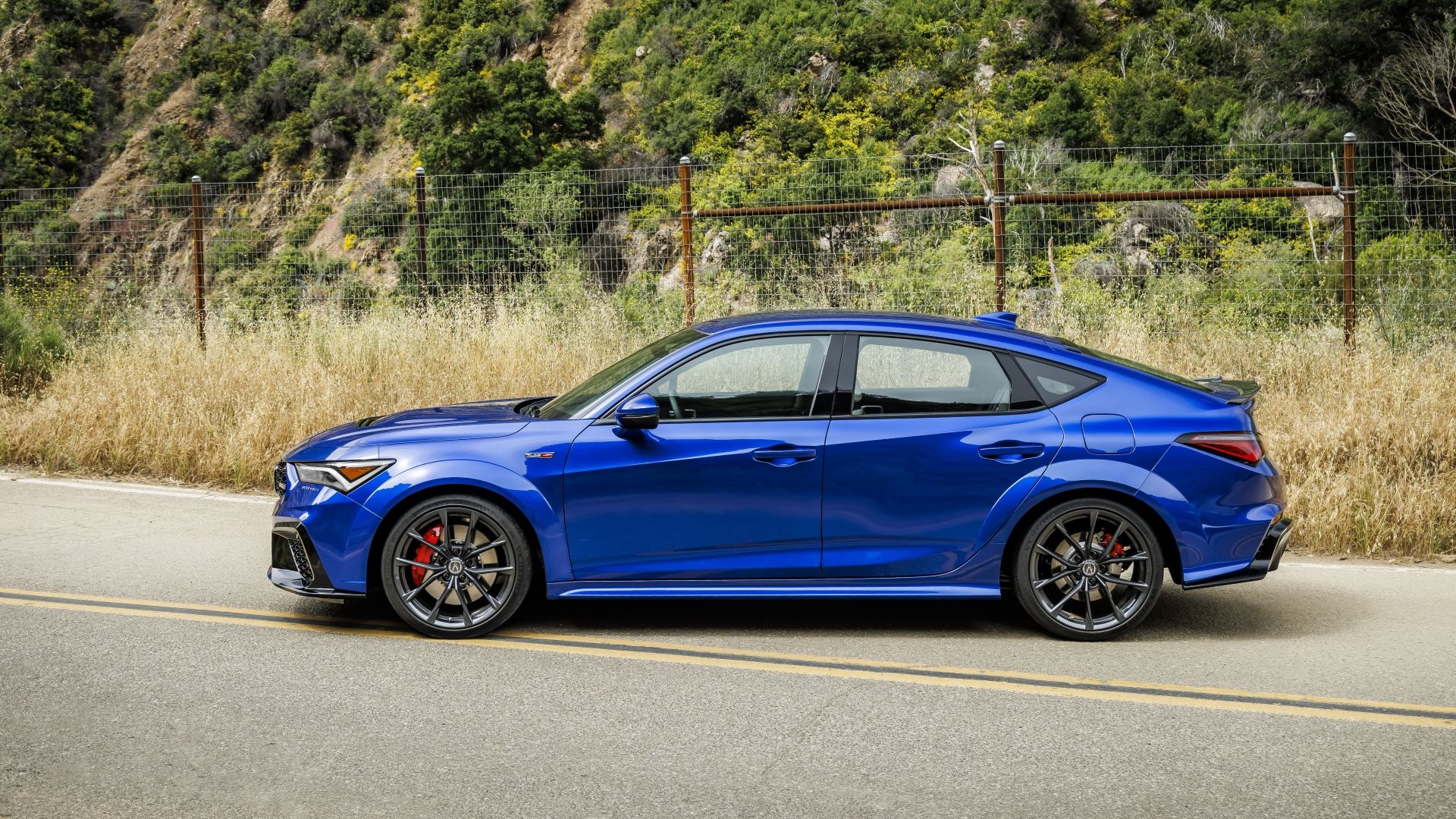 Foto de perfil lateral de un Acura Integra Type S 2024