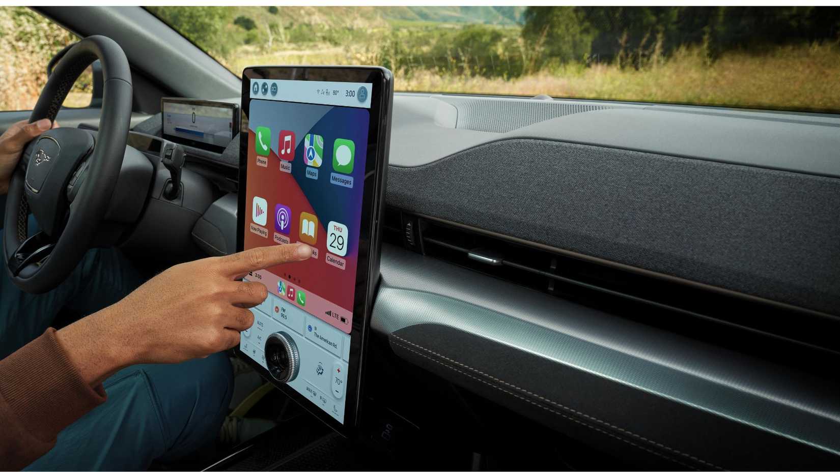 Primer plano de la pantalla de información y entretenimiento en un Mustang Mach-E Premium 2023 que muestra Apple CarPlay.