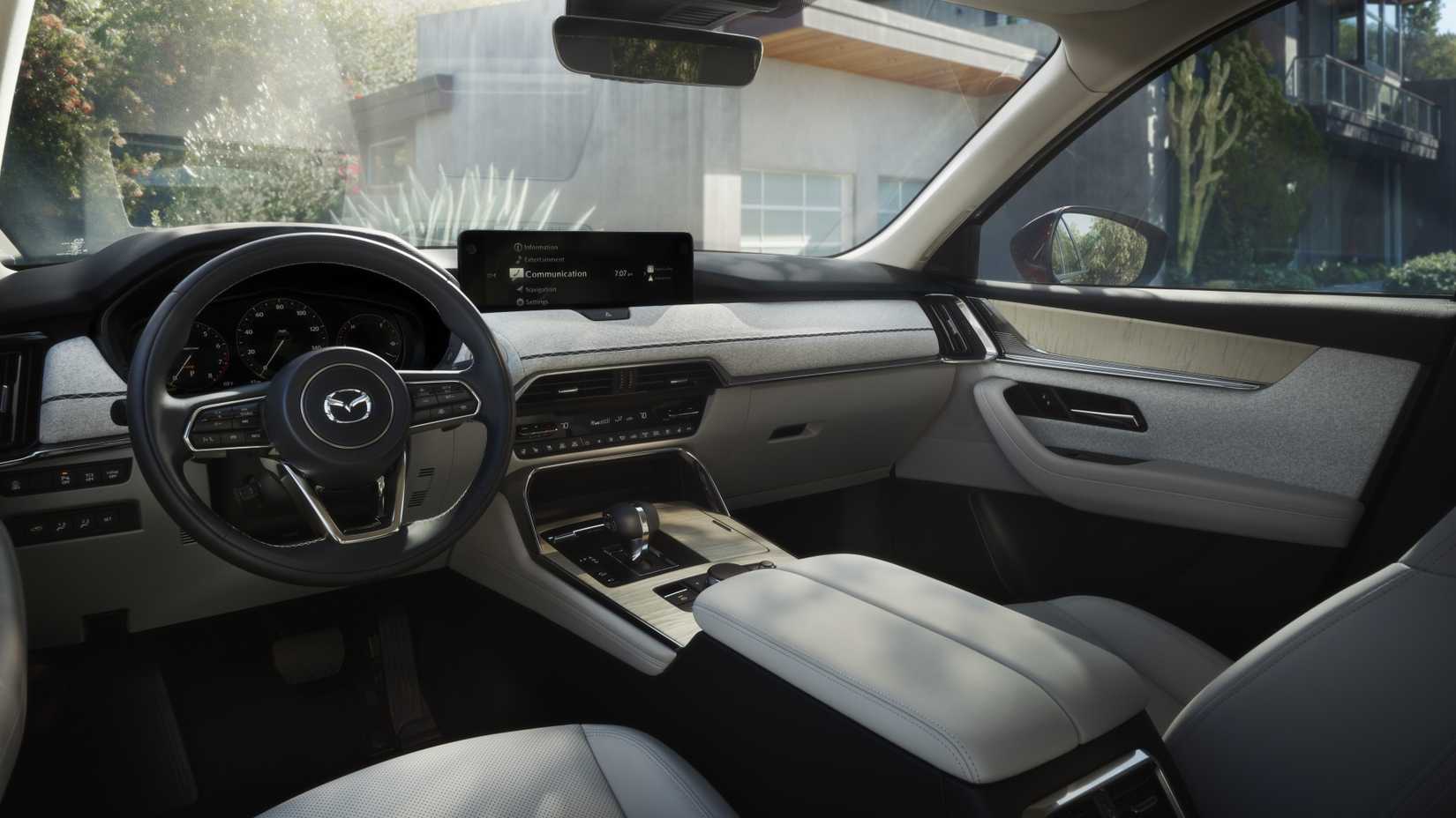 Вид на переднюю панель внутреннего пространства Mazda CX-90 2024 года.