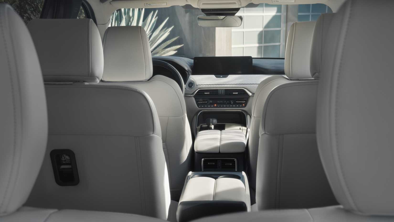 Три ряда сидений в Mazda CX-90 2026 года.