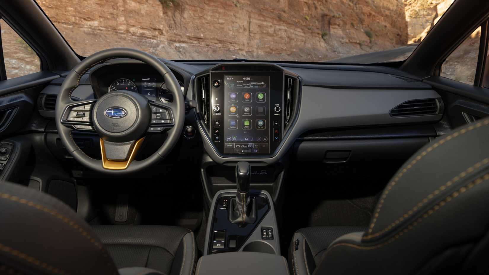 Toma interior del tablero de un Subaru Crosstrek Wilderness 2024