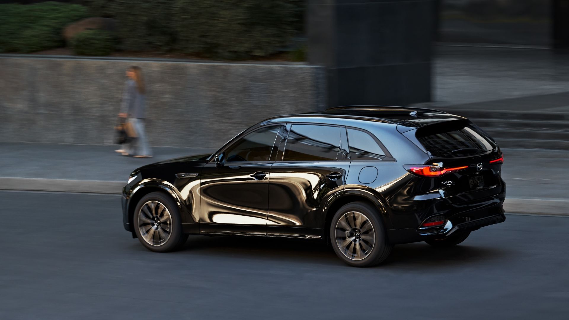 Rear 3/4 ⁣shot of a 2025 Mazda CX-70 