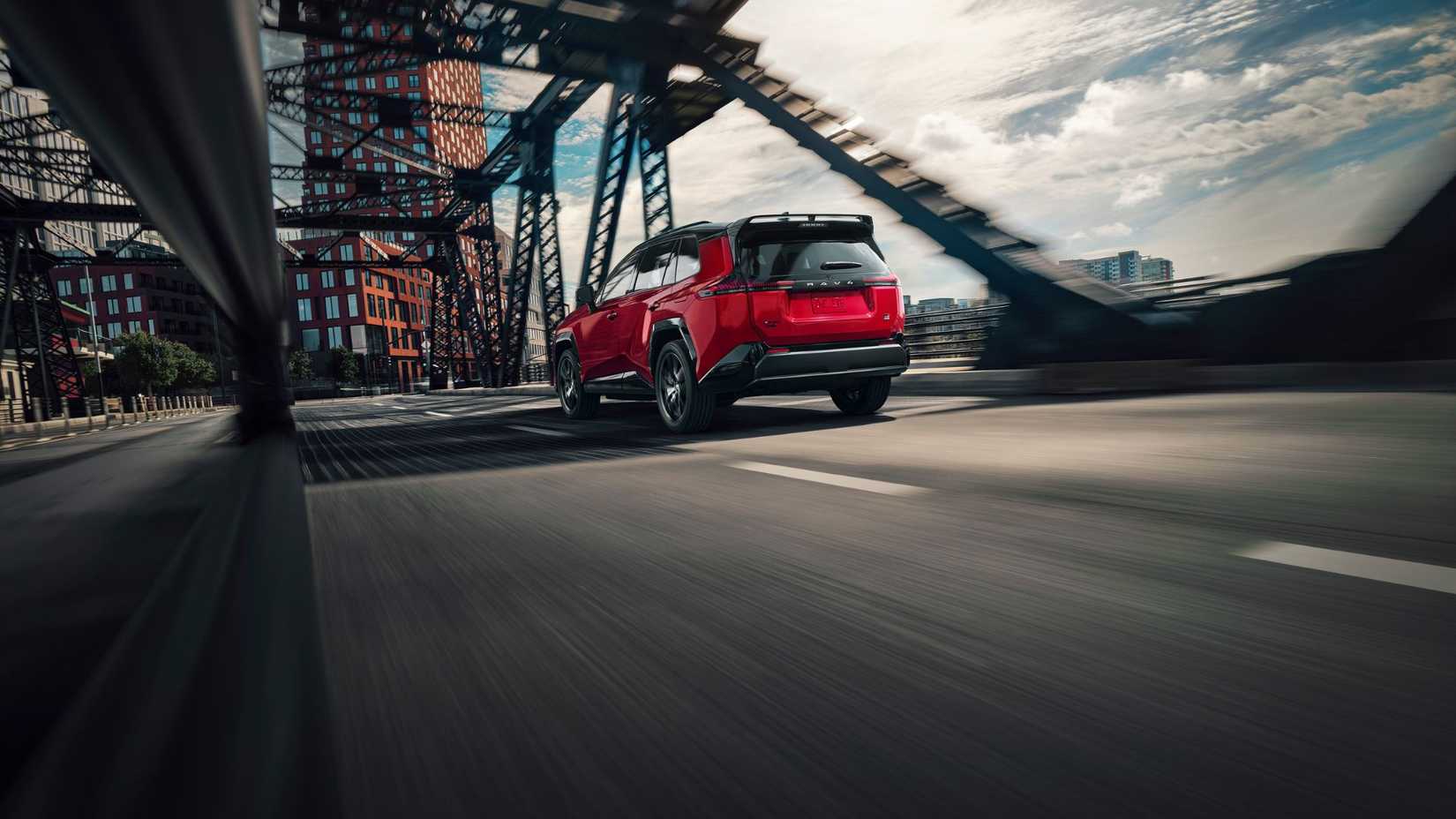 Красная Toyota RAV4 PHEV GR Sport 2026 на мосту.