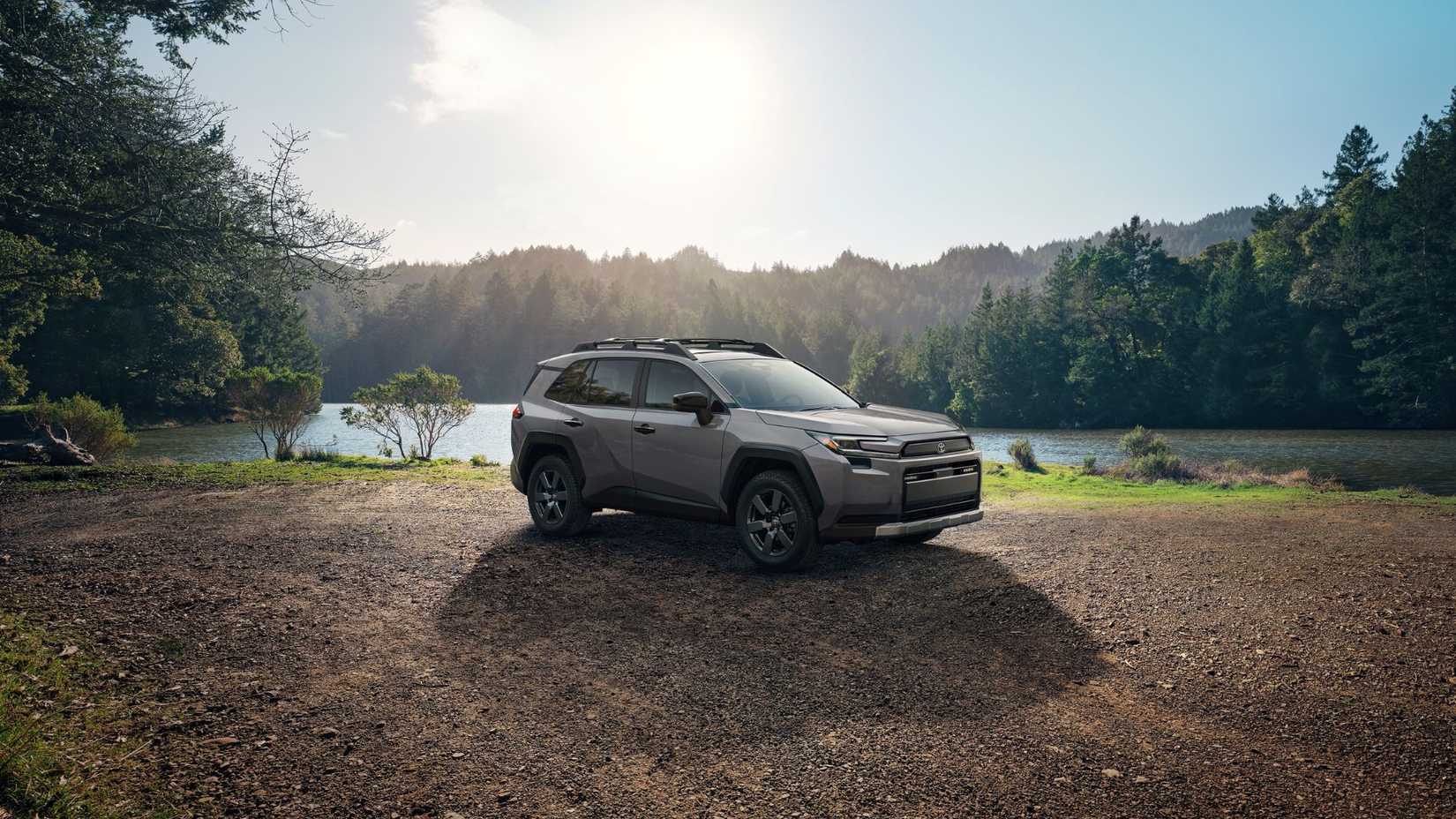 Серый Toyota RAV4 Woodland 2026 на берегу озера.