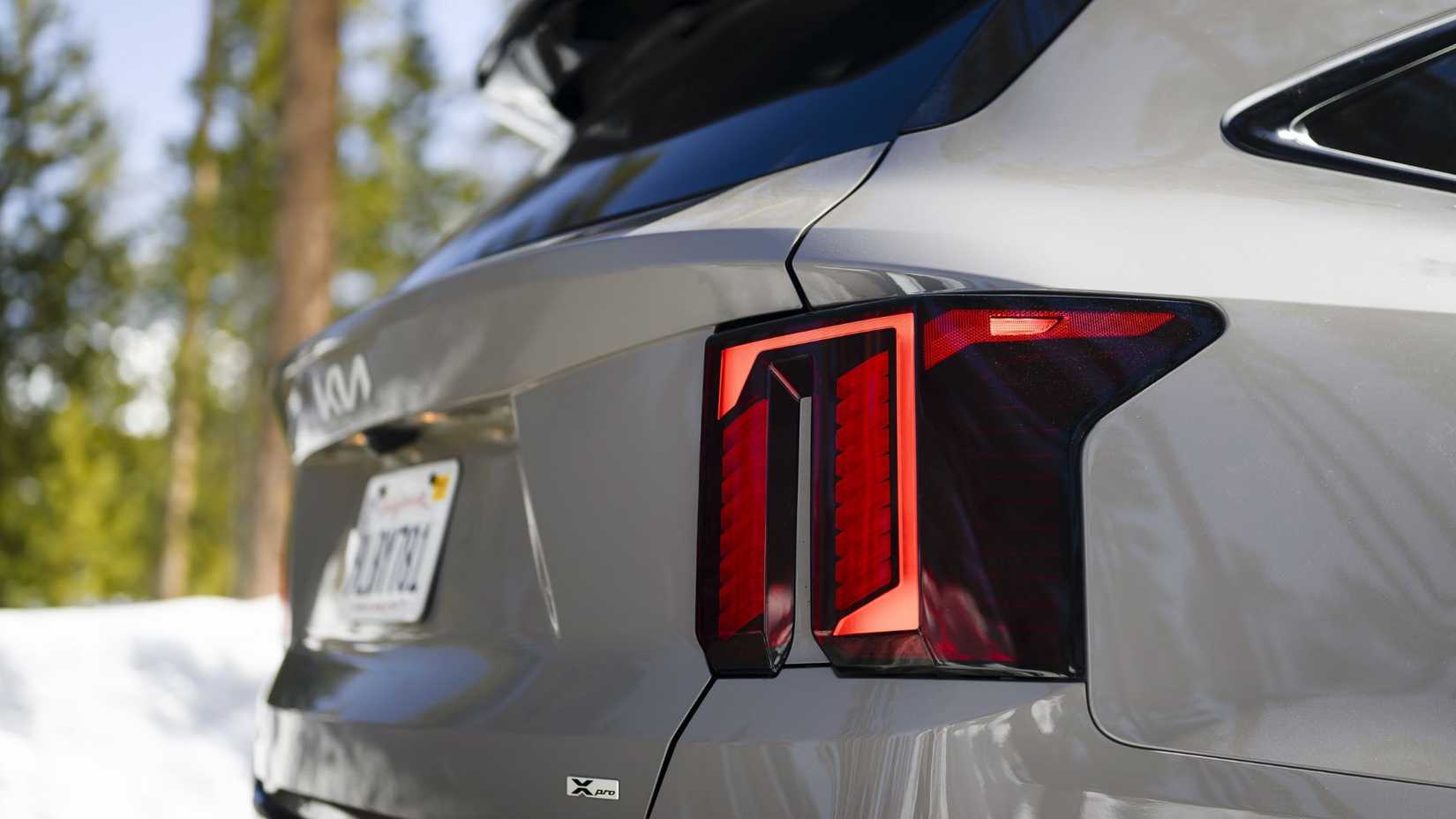 Задний фонарь Kia Sorento 2026 года выпуска крупным планом.