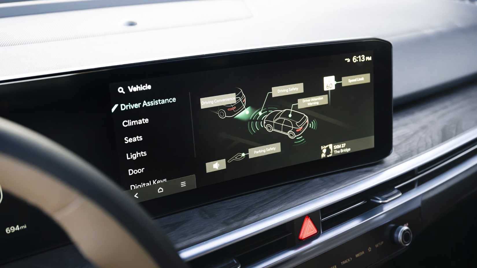 Крупный план экрана информационно-развлекательной системы Kia Sorento 2026 года.