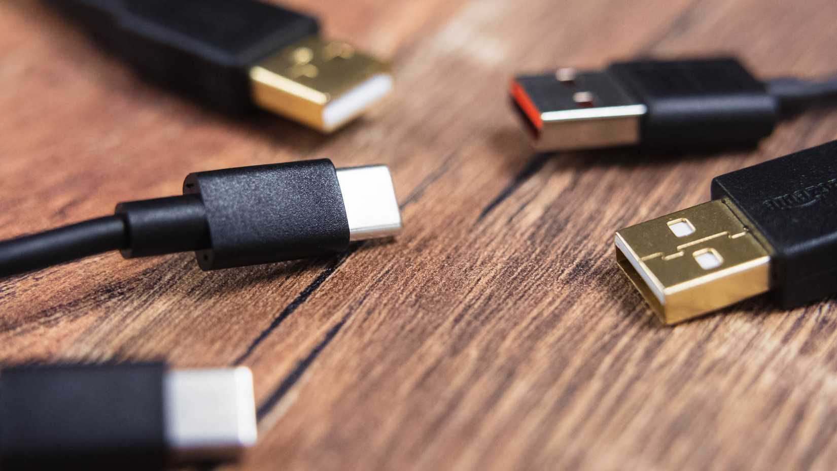 Коннекторы USB-A и USB-C на кабелях.