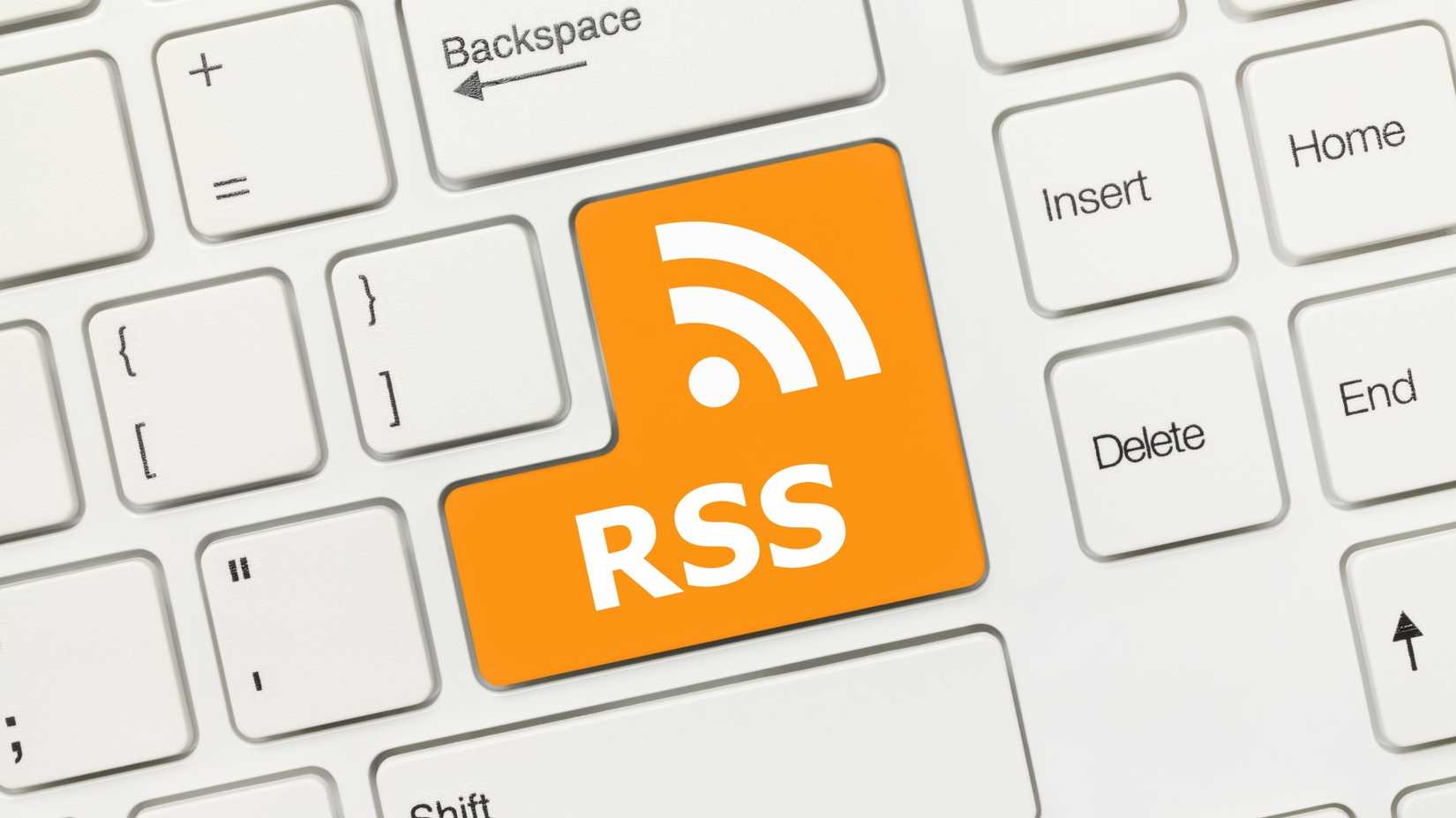 Um teclado de computador com uma tecla RSS laranja no lugar da tecla Enter.