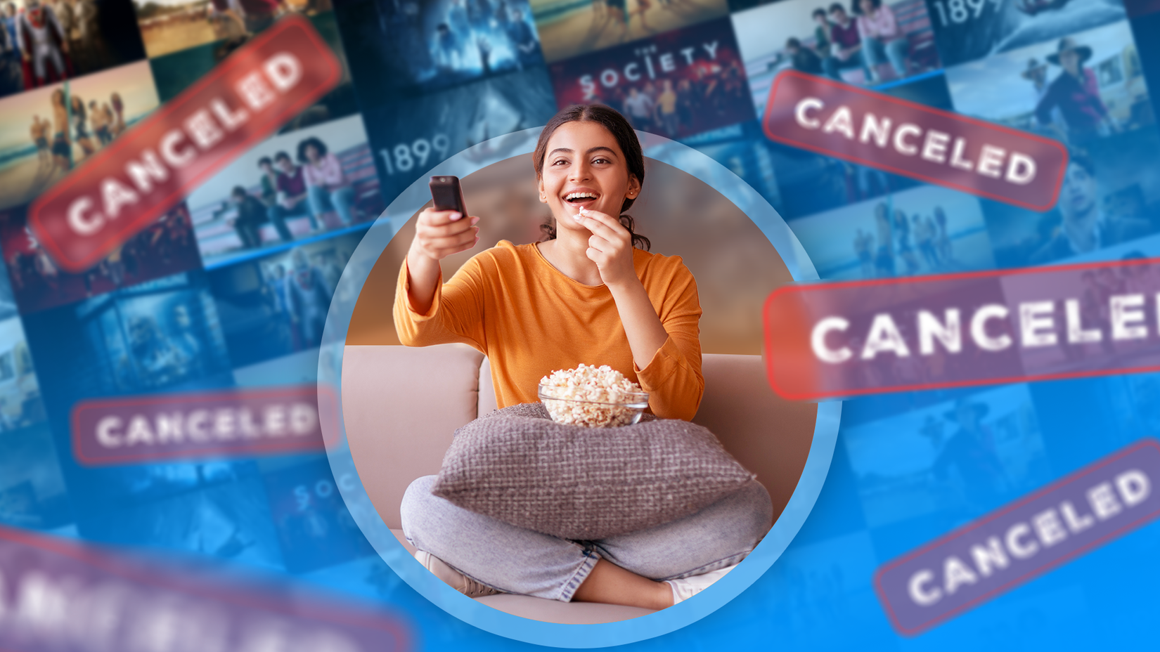 Uma mulher feliz comendo pipoca e segurando um controle remoto de TV, com vários programas de TV cancelados em segundo plano.