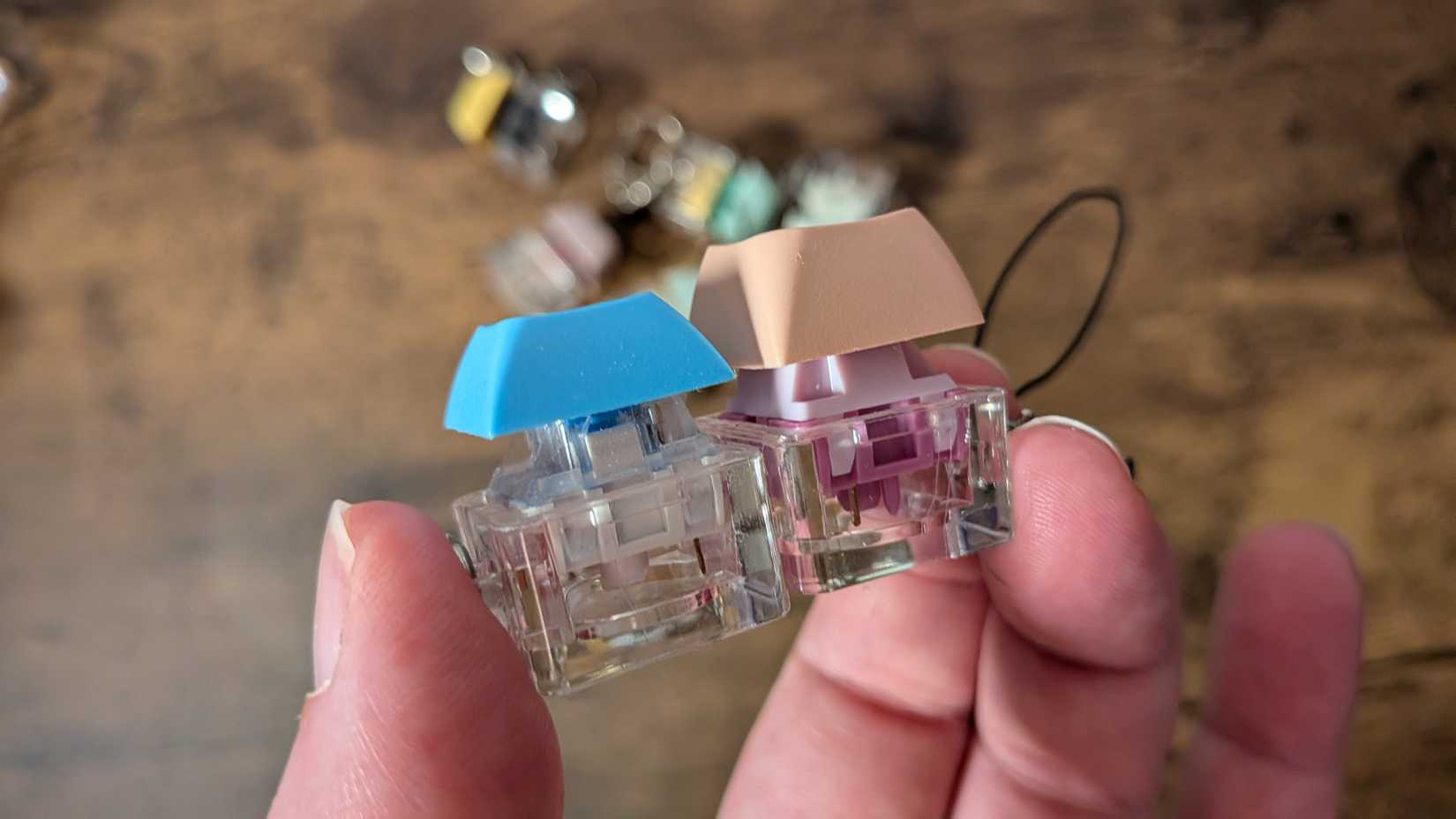 Close-up de dois chaveiros de chave de teclado, com diferentes interruptores.