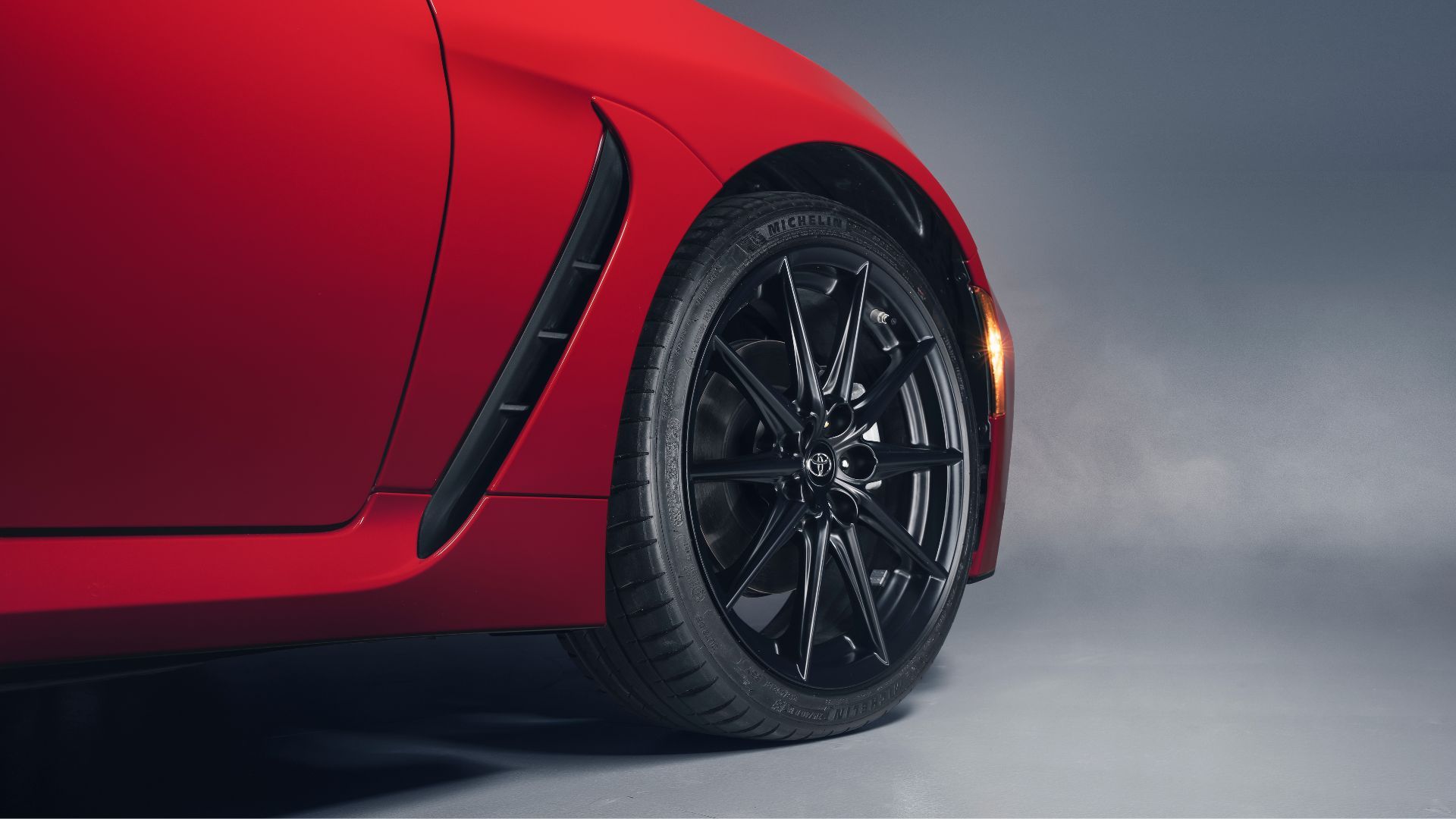 Gros plan de la roue en alliage sur une Toyota GR86 2022 rouge.