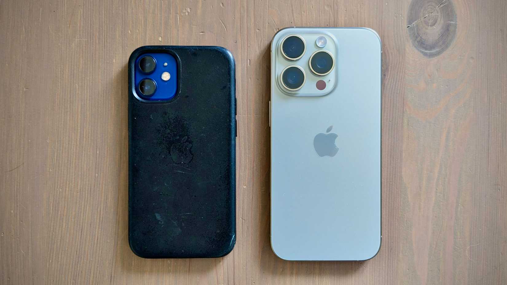 Viejo iPhone 12 mini siguiente. al nuevo iPhone 16 Pro.