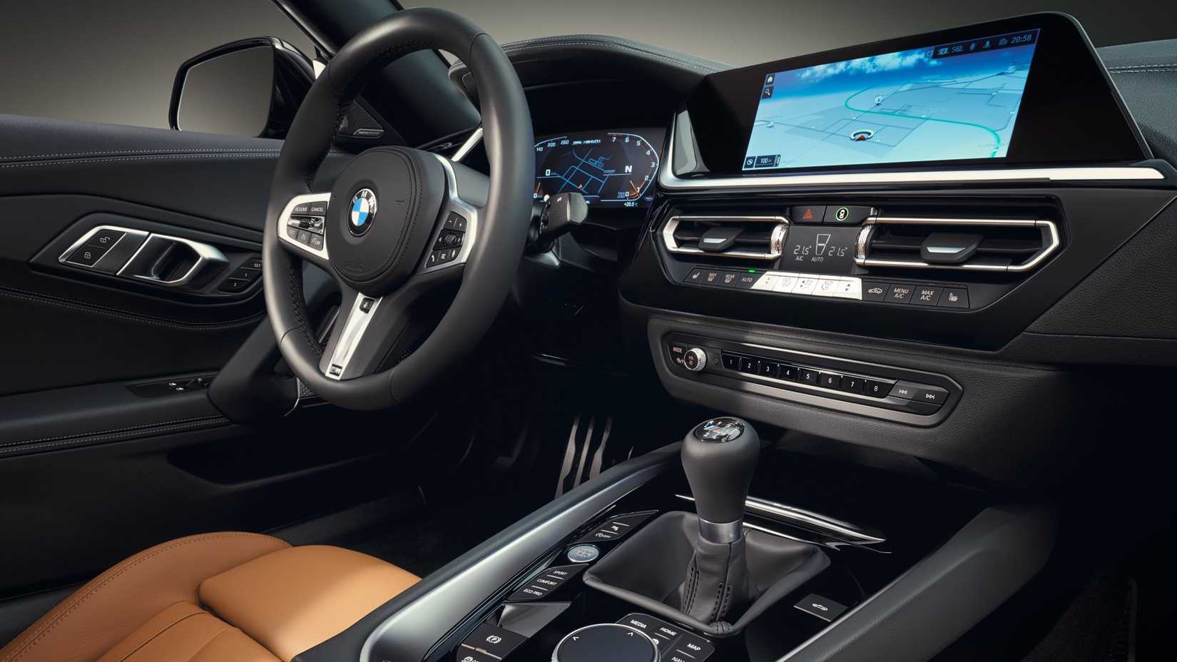 Toma interior del tablero de un BMW Z4 2025