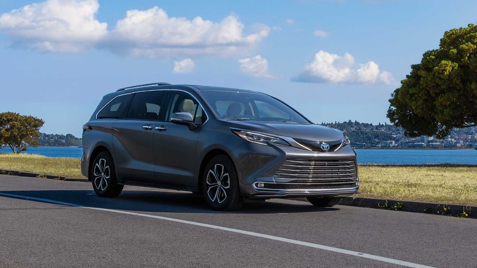Front 3/4 shot of a 2025 Toyota Sienna