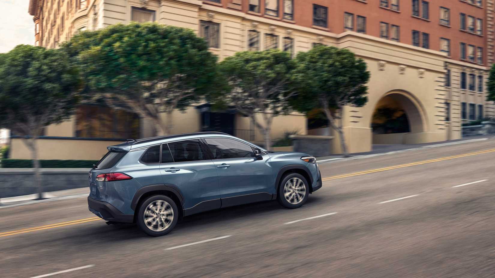 Foto traseira 3/4 de um Toyota Corolla Cross Hybrid 2025
