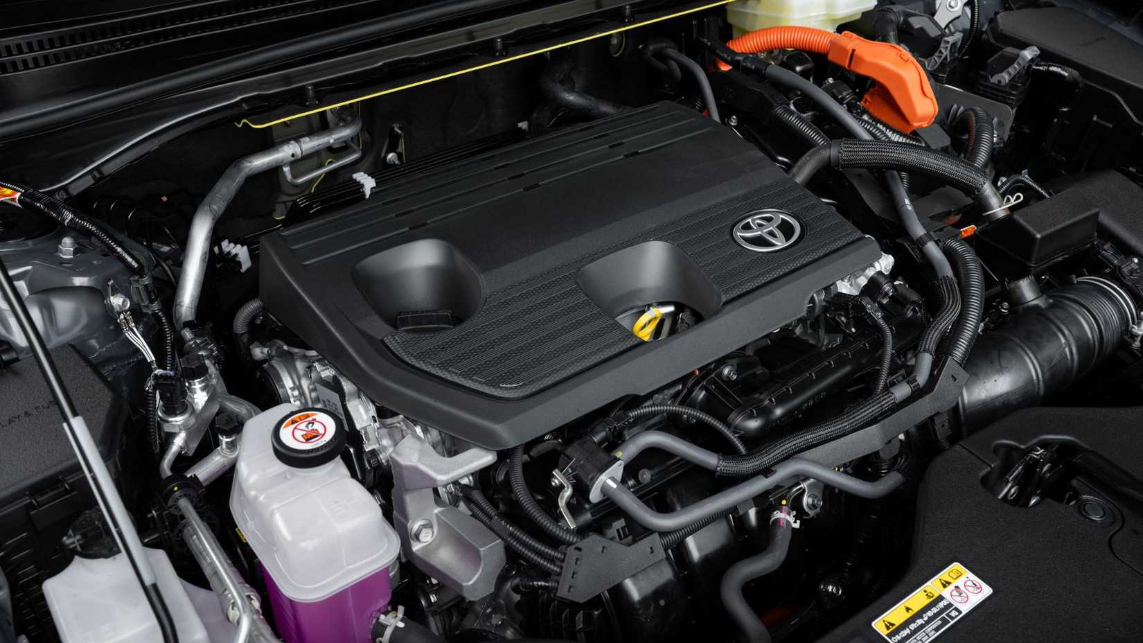 Крупный план подкапотного пространства Toyota Crown Signia Limited 2025 года.