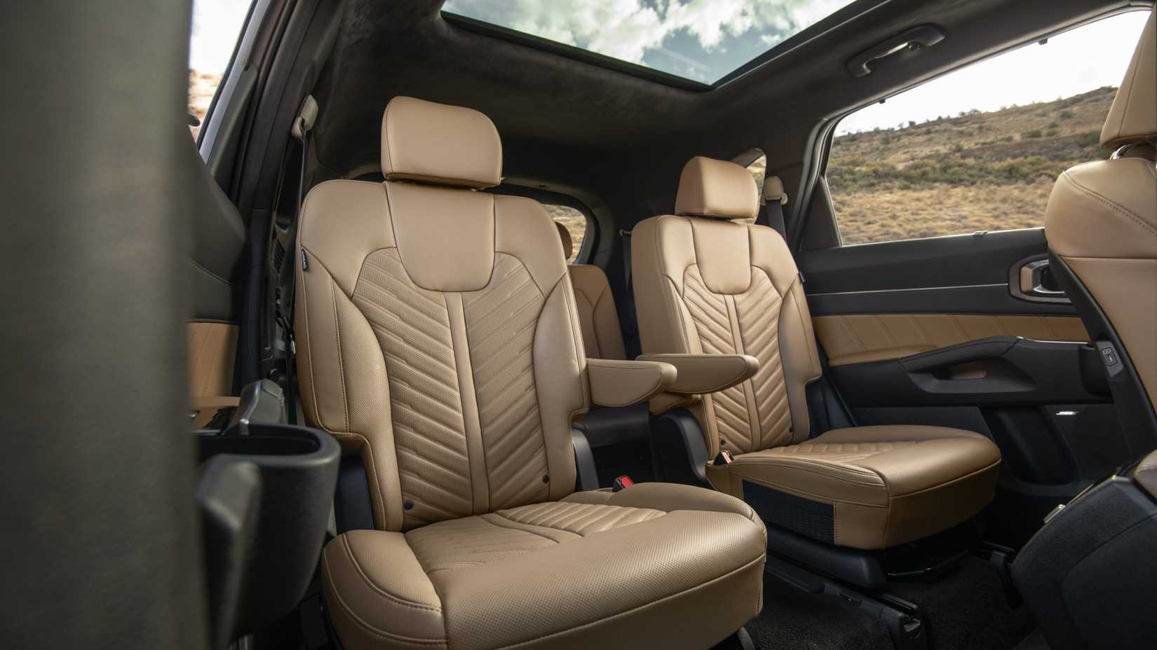 Снимок салона задних сидений Kia Sorento 2026 года выпуска.