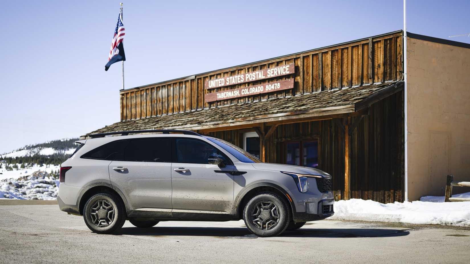 Статичный снимок сбоку в профиль Kia Sorento 2026 года выпуска.