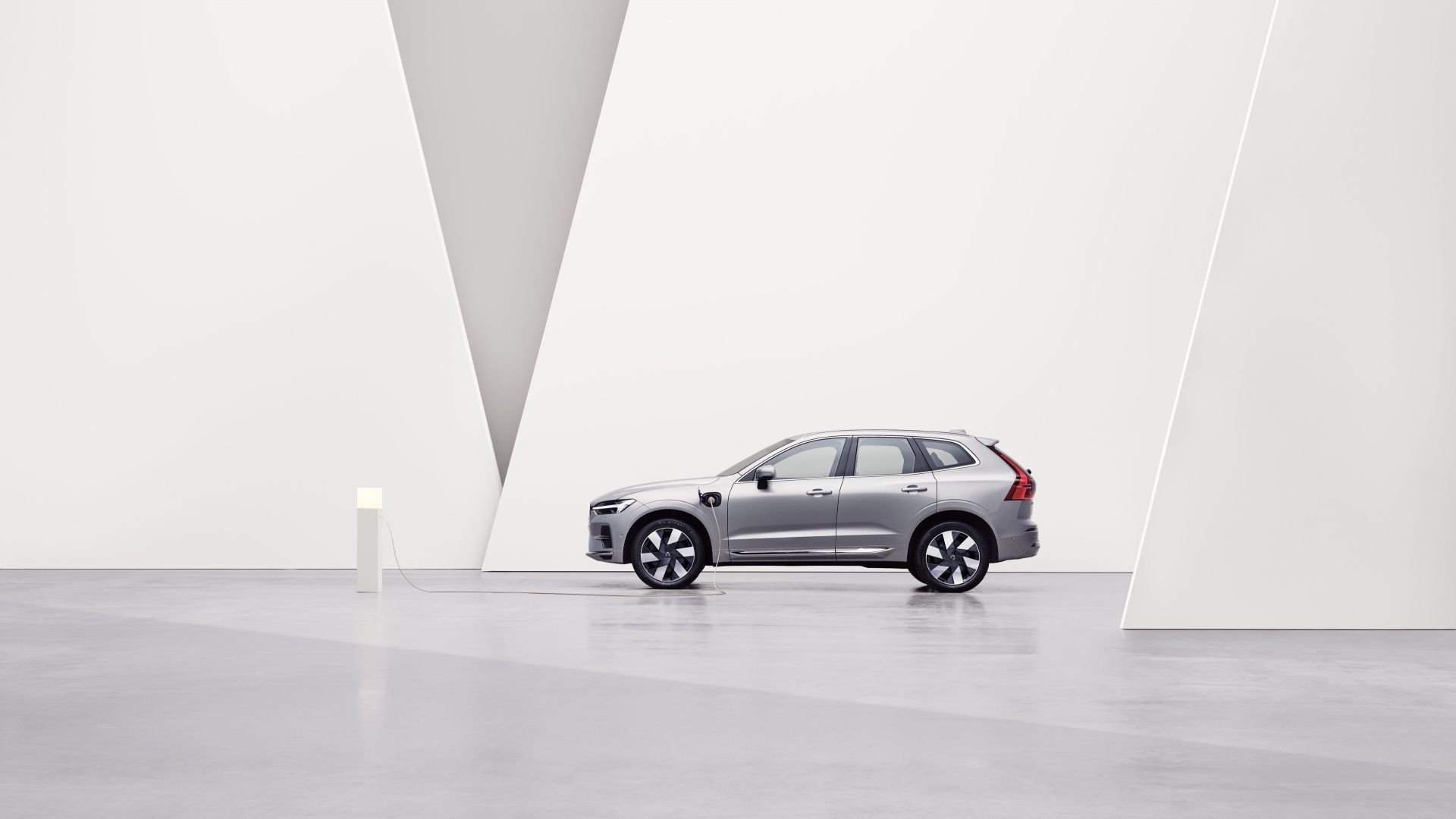 Боковой ракурс Volvo XC60 PHEV 2025 года