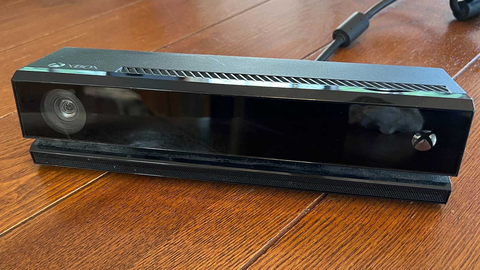 Uma câmera Kinect do Xbox One em uma mesa de jantar.