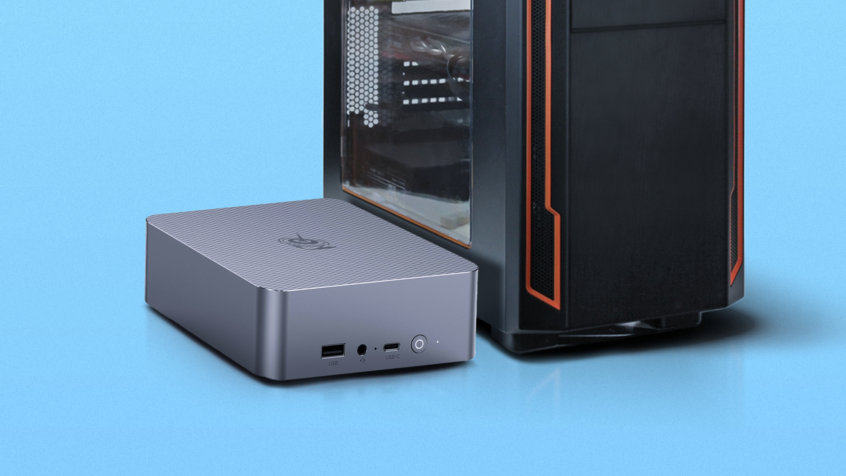 Una mini PC colocada junto a una gran torre de escritorio, ambas sobre un fondo azul.