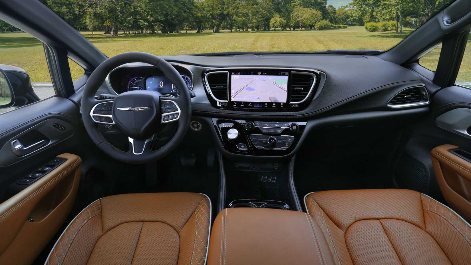 2025 Chrysler Pagn-YOLD-Dream Hybridのインテリアのクローズアップ。レザーシート、レザーシート、ステアリングホイールが見える。