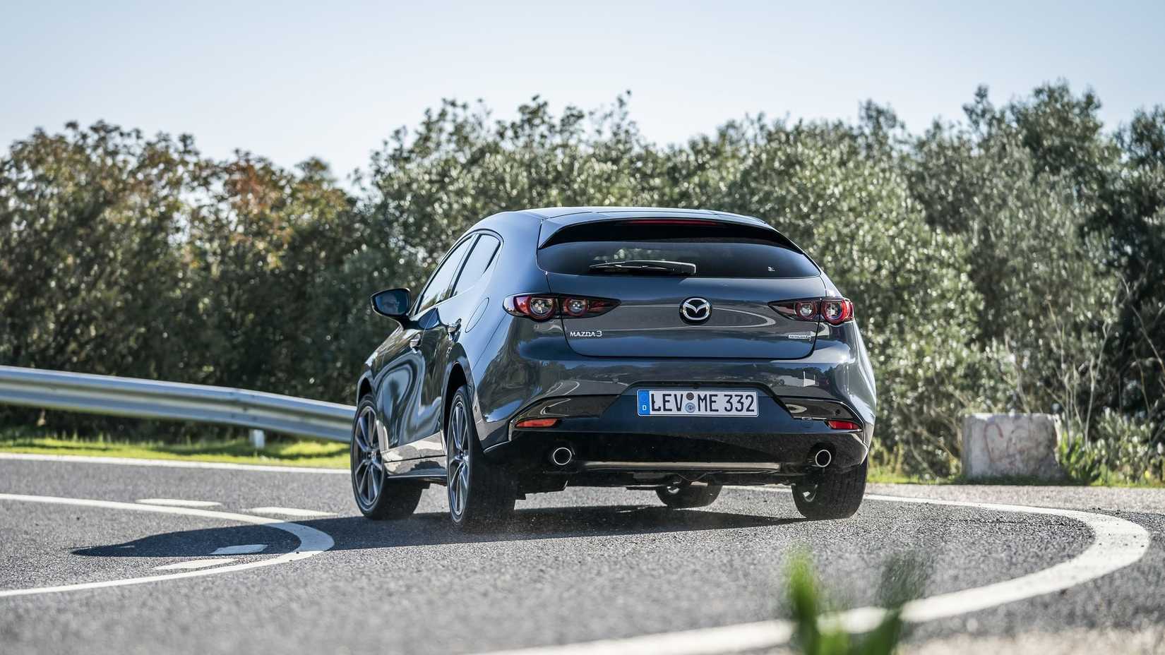 2025 Mazda 3, вид сзади на ходу