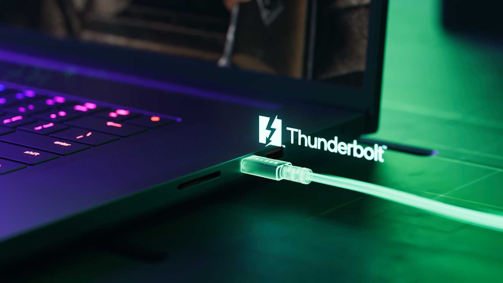 Razer Blade 18 (2024) with a Thunderbolt 5 port.