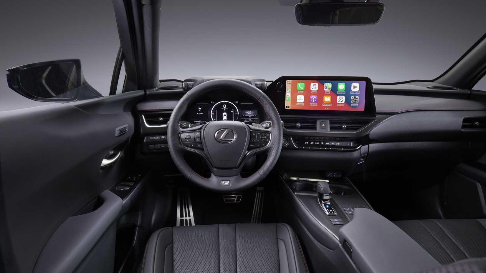 Toma interior del tablero de un Lexus UX 2025
