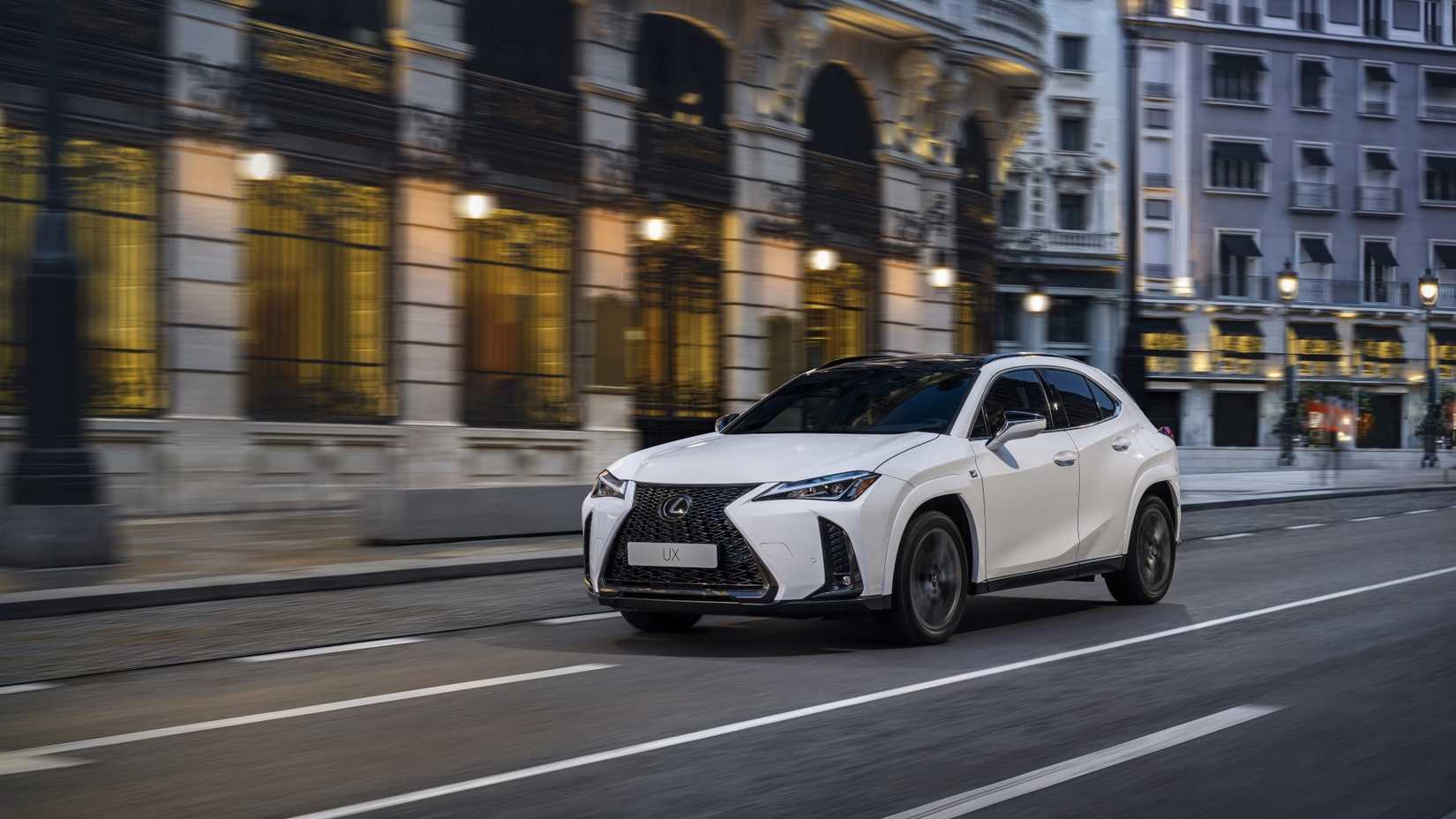 Toma de acción frontal de 3/4 de un Lexus UX 2025