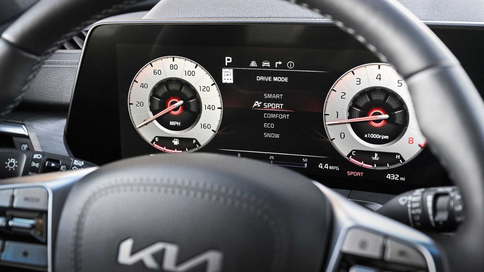 Close do painel de instrumentos digitais em um Kia Telluride 2024.