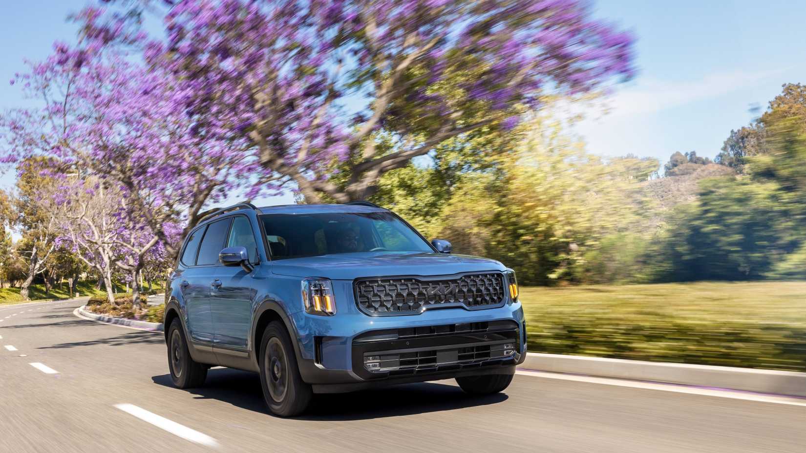 Foto frontal de ação 3/4 de um Kia Telluride 2025 