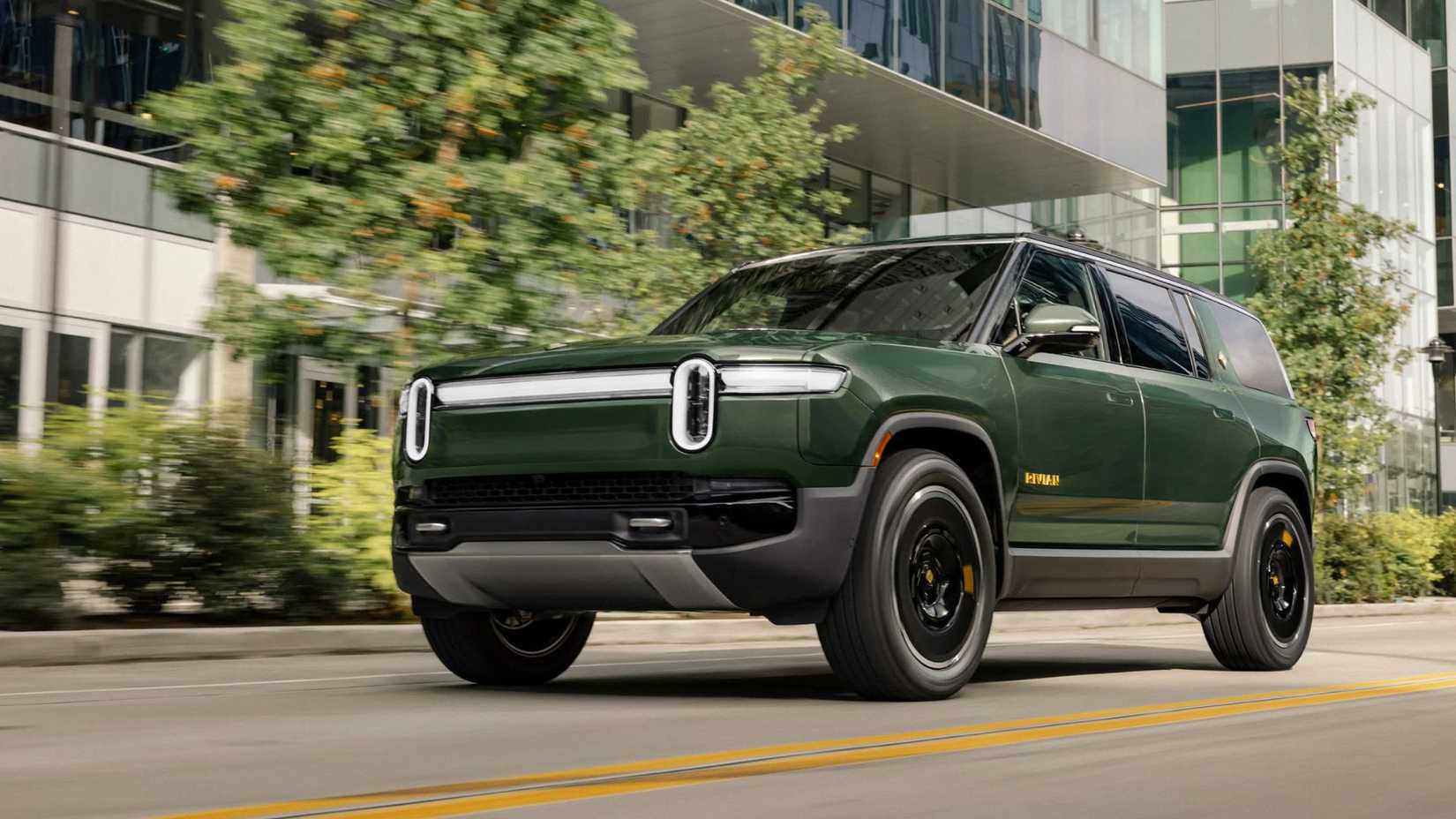 Динамичный Rivian R1S на улицах мегаполиса