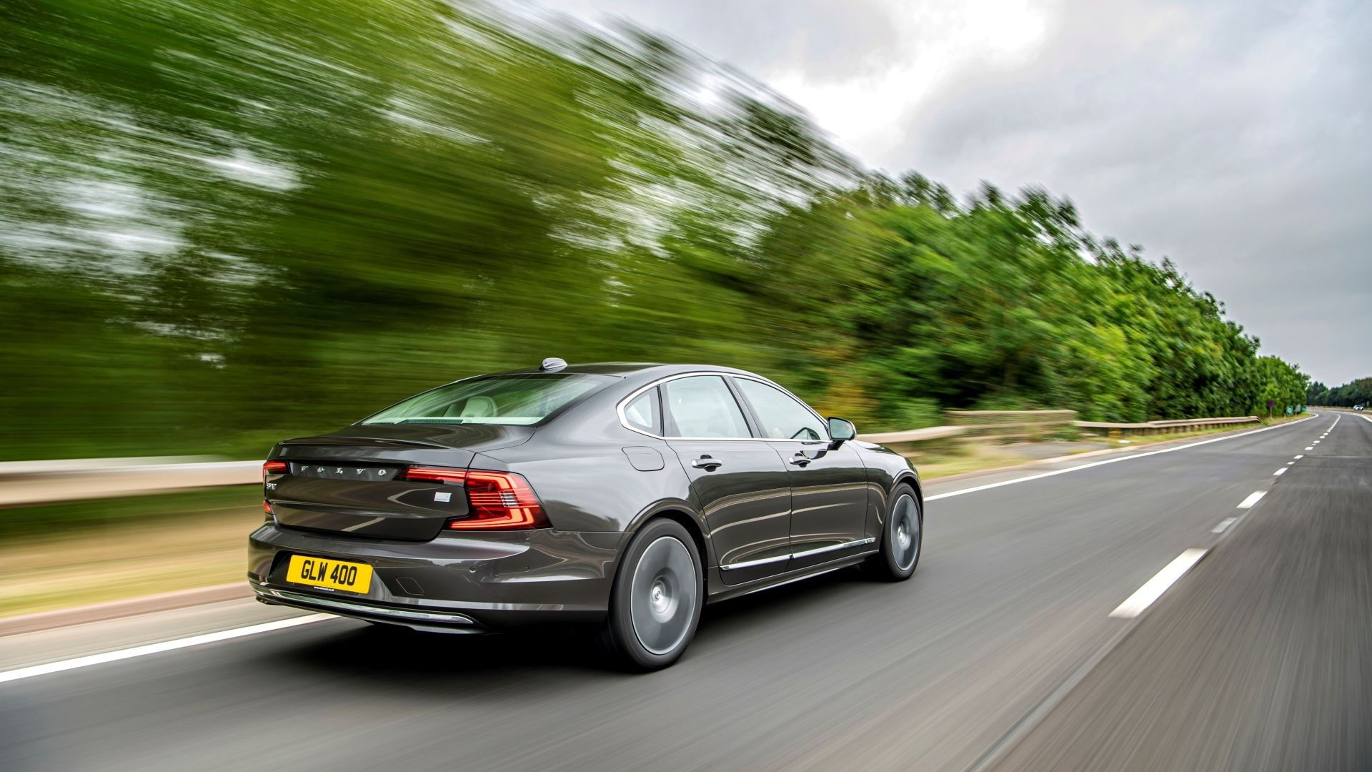 This Overlooked Mid-Size Luxury Sedan Oozes Sophistication