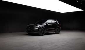 Front 3/4 shot of a 2025 Volvo XC40