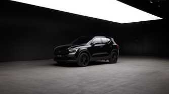 Front 3/4 shot of a 2025 Volvo XC40