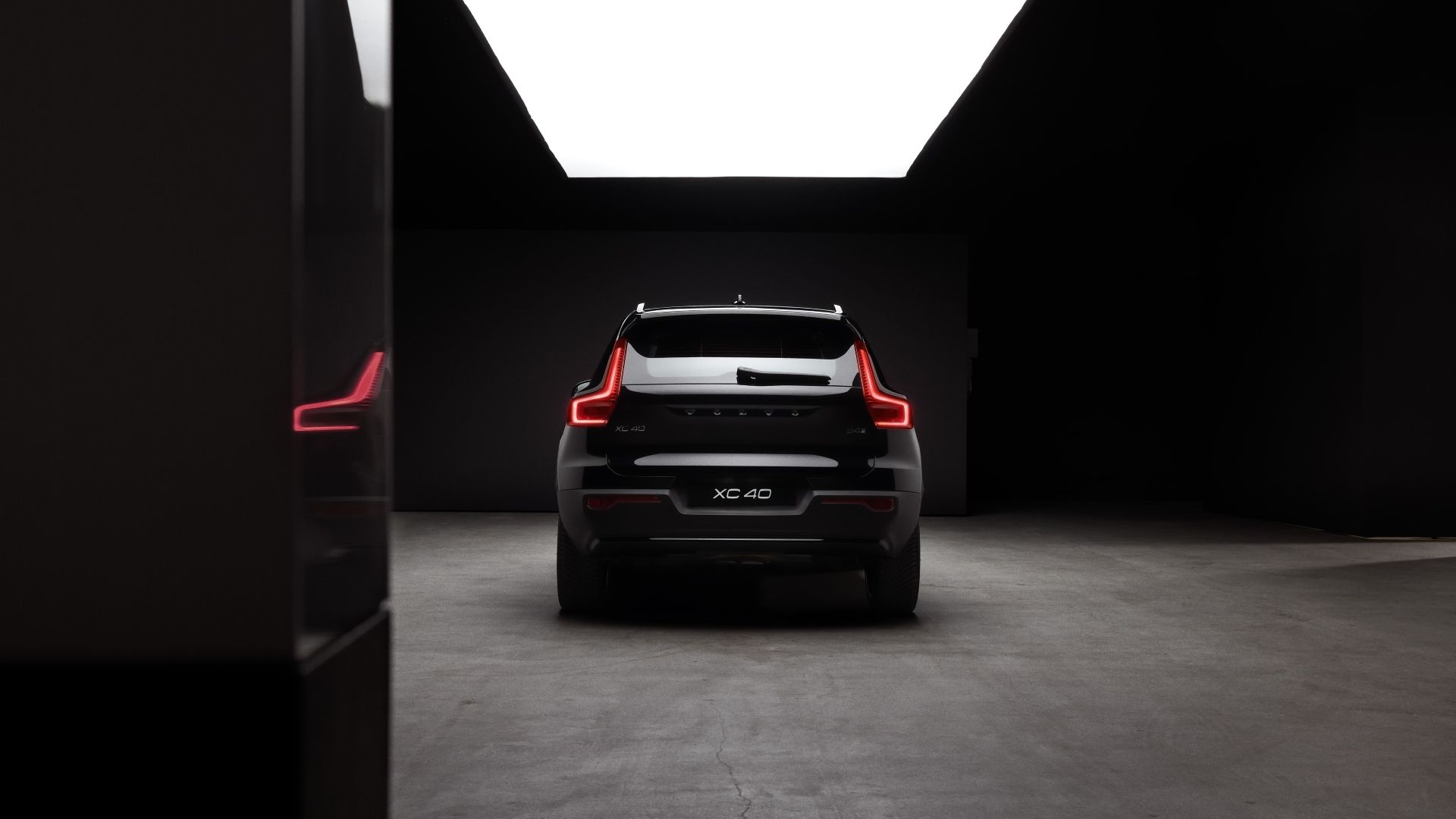 Rear shot of a 2025 Volvo XC40