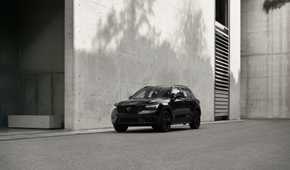 Front 3/4 shot of a 2025 Volvo XC40