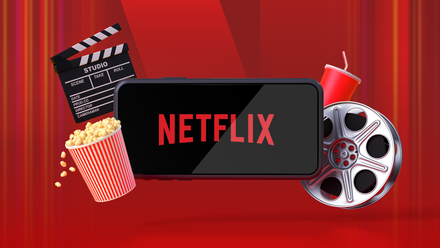 Un smartphone affichant le logo Netflix, entouré d'un seau à pop-corn, d'une bobine de film, d'un clap et d'un gobelet.