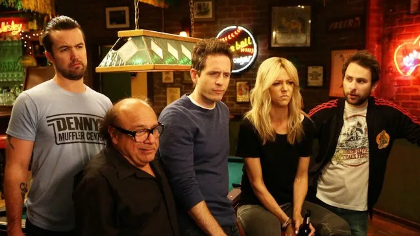 Mac, Frank, Dennis, Dee e Charlie em volta da mesa de sinuca no Paddy's Pub.