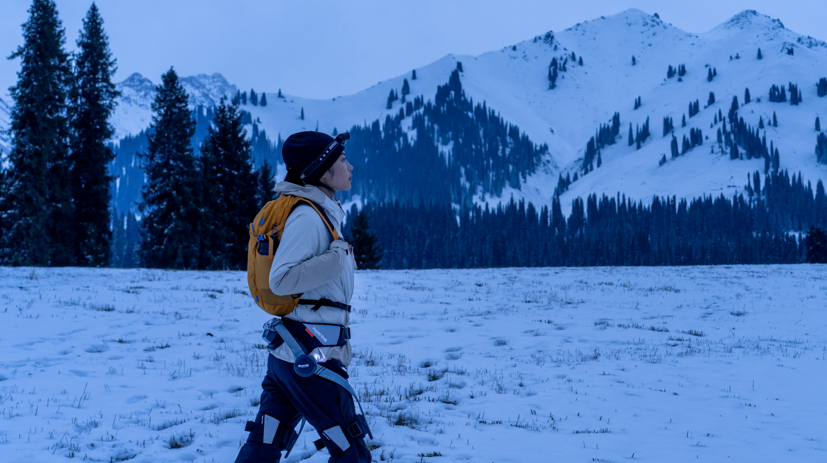 Mulher Hypershell X caminhando pela paisagem nevada