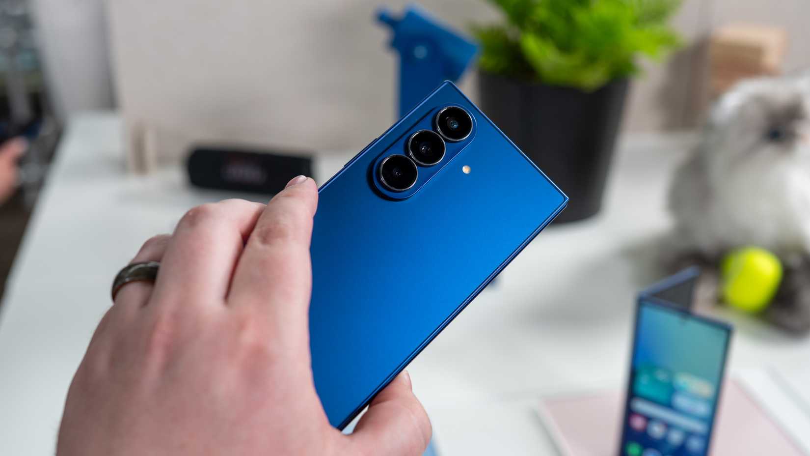 person holding the samsung galaxy z fold 7 showing the primary cameras 54642360905 o-1