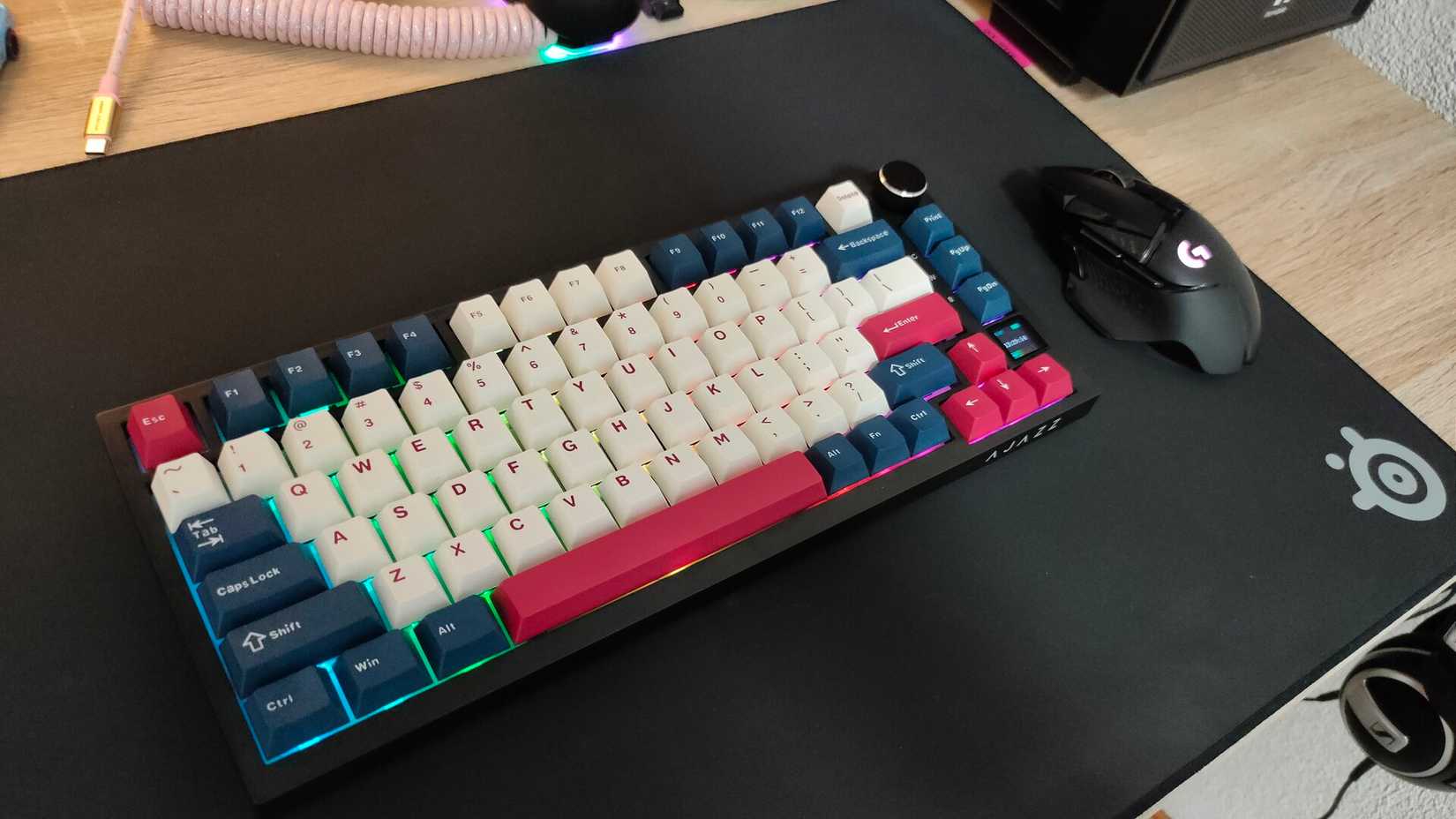 O teclado mecânico do Ajazz Ak820 Pro em um mousepad de Steelseies preto ao lado de um mouse Logitech.